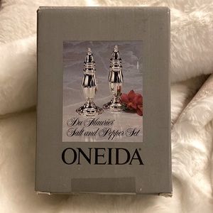 New in box Oneida Du Maurier Silverplate Salt & Pepper Set - 5 1/2"